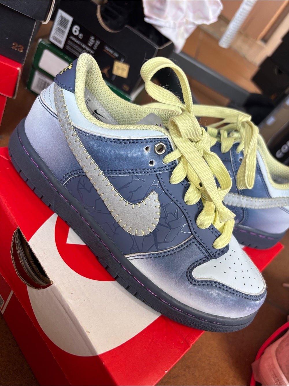 Nike Kids Low-Top Sneakers in Navy, Light Yellow and Silver